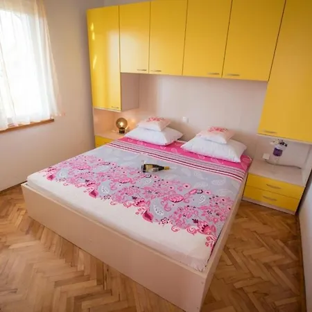 Apartments Lopar דירה *