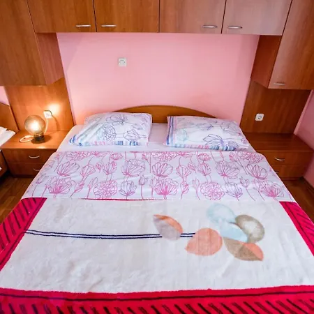 Apartments Lopar דירה *