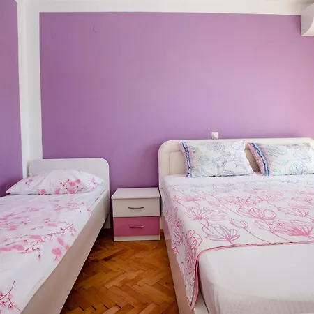 Apartments Lopar アパート *